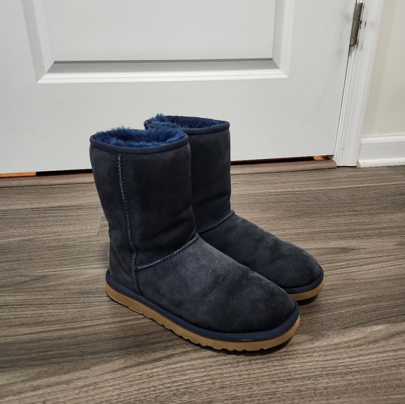 Women's Classic Uggs - Picture 2 of 2